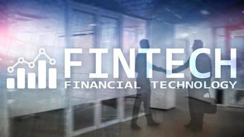 fintech: tecnología financiera, negocios globales y tecnología de comunicación de Internet de la información. fondo de rascacielos. concepto de negocio de alta tecnología.