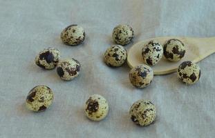 huevos de pascua en un en. endecha plana, vista superior. el concepto de una mesa cubierta con un mantel de lino y una cuchara de madera. Pascua vacaciones. foto