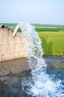 riego de campos de arroz utilizando pozos de bombeo con la técnica de bombear agua desde el suelo para fluir hacia los campos de arroz. la estación de bombeo es donde se bombea el agua de un canal de riego. foto