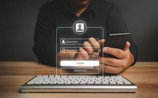 hombre de negocios que usa teléfonos inteligentes para escribir usuarios y contraseñas para iniciar sesión en aplicaciones financieras, seguridad de la información de identificación y encriptación, concepto de seguridad cibernética para el acceso a Internet foto