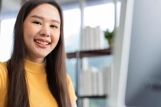 retrato feliz joven programadora mujer asiática trabaja en la oficina de tecnología de puesta en marcha y usa la computadora para codificar el programa de aplicación y es totalmente creativa. concepto de mujer emprendedora inteligente trabajando. foto