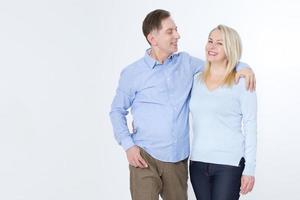 retrato de cuerpo entero de una pareja madura feliz de pie con las manos foto