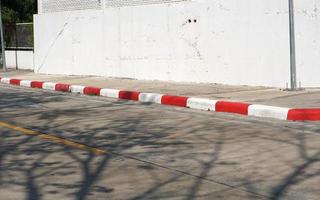 rayas rojas y blancas al costado de la carretera para no estacionar. foto