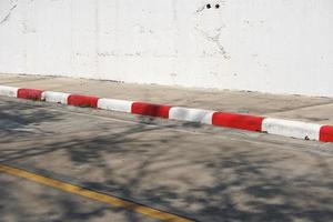 rayas rojas y blancas al costado de la carretera para no estacionar. foto