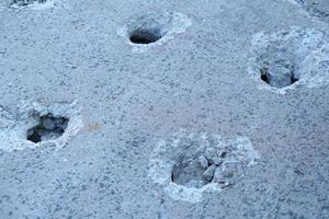 los agujeros se hacen perforando desde una máquina para reparar caminos de concreto. foto