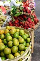 foto de varias personas realizando actividades de compra y venta en la zona del mercado kumbasari.