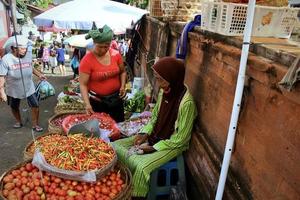 badung bali 13 de enero de 2023 foto de un vendedor esperando que alguien compre sus productos en pasar kumbasari badung