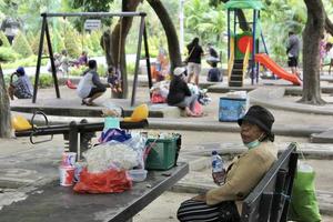 badung, bali - 13 de enero de 2023 se puede ver a una madre vendiendo bocadillos en un parque infantil foto