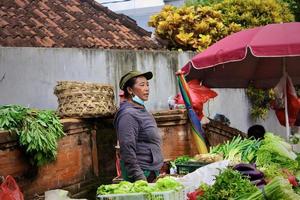 badung bali 13 de enero de 2023 foto de un vendedor esperando que alguien compre sus productos en pasar kumbasari badung