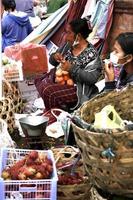 badung bali 13 de enero de 2023 foto de un vendedor esperando que alguien compre sus productos en pasar kumbasari badung