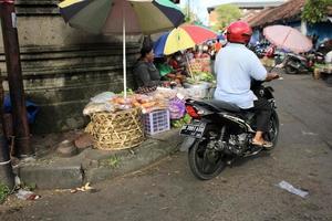 foto de varias personas realizando actividades de compra y venta en la zona del mercado kumbasari.