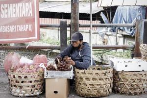 Badung Bali  January 13 2023 Photo of a seller waiting for someone to buy his wares at Pasar Kumbasari Badung