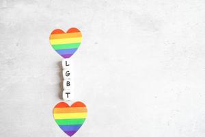 carácter de texto lgbt con el corazón de la bandera del arco iris como símbolo del mes del orgullo lesbiana, gay, bisexual, transgénero, derechos humanos, tolerancia y paz. foto