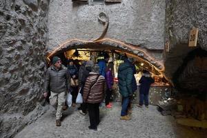 rango, italia - 8 de diciembre de 2017 - gente en el tradicional mercado navideño foto