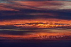 puesta de sol en la playa del océano pacífico en todos santos baja california méxico foto