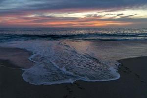 puesta de sol en la playa del océano pacífico en todos santos baja california méxico foto