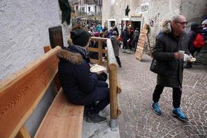 rango, italia - 8 de diciembre de 2017 - gente en el tradicional mercado navideño foto