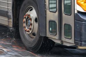 detalle de los neumáticos del autocar mientras llueve en nueva york foto