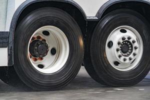 detalle de los neumáticos del autocar mientras llueve en nueva york foto