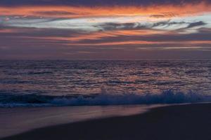 puesta de sol en la playa del océano pacífico en todos santos baja california méxico foto