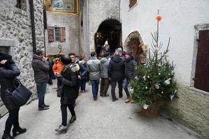 rango, italia - 8 de diciembre de 2017 - gente en el tradicional mercado navideño foto