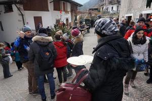 rango, italia - 8 de diciembre de 2017 - gente en el tradicional mercado navideño foto