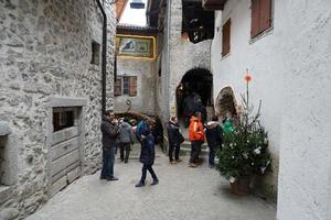 rango, italia - 8 de diciembre de 2017 - gente en el tradicional mercado navideño foto