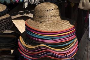 muchos sombreros a la venta en mexico foto