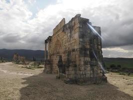 ruinas romanas de volubilis en marruecos: las ruinas romanas mejor conservadas ubicadas entre las ciudades imperiales de fez y meknes foto