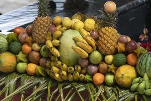 muchos tipos de frutas tropicales en el mercado foto