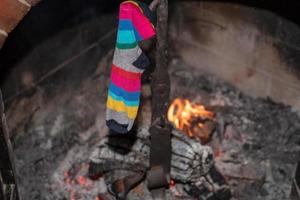 calcetín de epifanía tradicional establecido sosteniendo en la chimenea foto