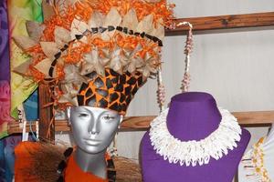 Polynesia shell necklage woman queen hat photo