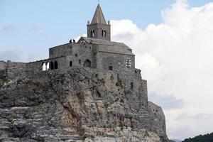 portovenere, italia - 24 de septiembre de 2017 - muchos turistas en el pintoresco pueblo italiano foto