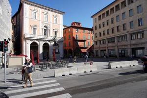 pisa, italia - 26 de septiembre de 2017 - barrera antiterrorista en la famosa ciudad de la torre inclinada foto