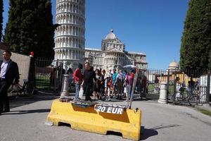 pisa, italia - 26 de septiembre de 2017 - barrera antiterrorista en la famosa ciudad de la torre inclinada foto
