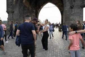 praga, república checa - 15 de julio de 2019 - el puente de carlos está lleno de turistas en verano foto