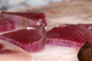 filete de atún crudo fresco en el mercado de pescado
