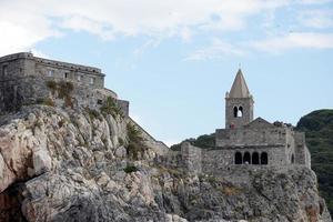 portovenere, italia - 24 de septiembre de 2017 - muchos turistas en el pintoresco pueblo italiano foto