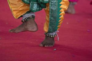 detalle de pie de danza tradicional india foto