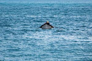 viejo pescador en bote de remos foto