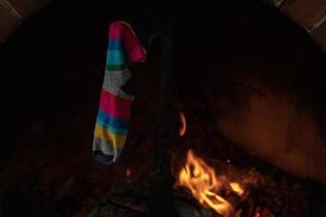 calcetín de epifanía tradicional establecido sosteniendo en la chimenea foto