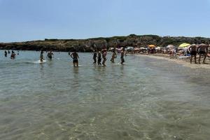 noto, italia - 18 de julio de 2020 - playa de calamosche llena de gente sin distanciamiento social después de la cuarentena del coronavirus foto