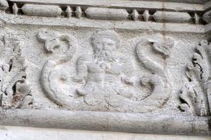 venecia, italia - 15 de septiembre de 2019 - palacio ducal ducal capital de columna detalle de escultura al borde del camino foto