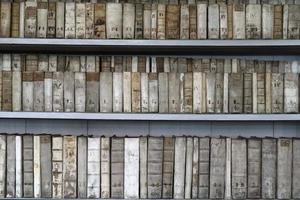 libros antiguos en la biblioteca foto