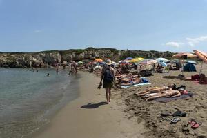 noto, italia - 18 de julio de 2020 - playa de calamosche llena de gente sin distanciamiento social después de la cuarentena del coronavirus foto