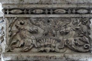 venecia, italia - 15 de septiembre de 2019 - palacio ducal ducal capital de columna detalle de escultura al borde del camino foto