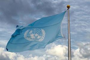 ondeando la bandera de las naciones unidas foto