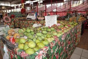 tahití, polinesia francesa - 4 de agosto de 2018 - mercado tradicional papetee foto