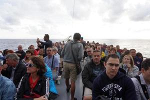 vernazza, italia - 23 de septiembre de 2017 - turista en cinque terre en día lluvioso foto