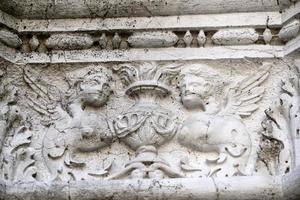 venecia, italia - 15 de septiembre de 2019 - palacio ducal ducal capital de columna detalle de escultura al borde del camino foto